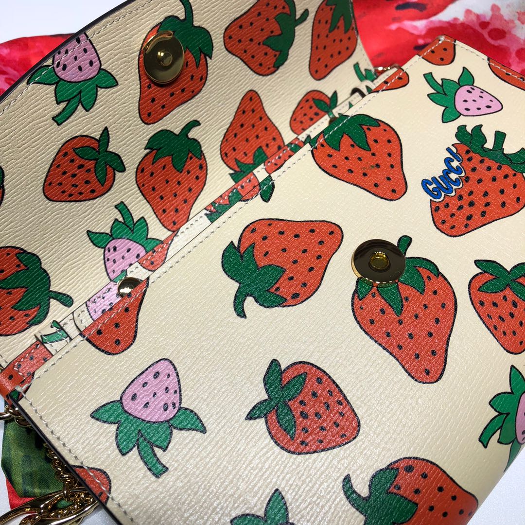 GUCCI古驰马衔扣1955系列草莓印花单肩斜挎包572375