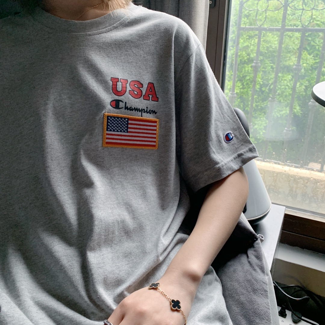 55 冠军Champion USA 美国国旗限定版T恤短袖#情侣百搭同款 全身Logo集中于左胸胸前，再加上左袖上小冠军Logo的点缀