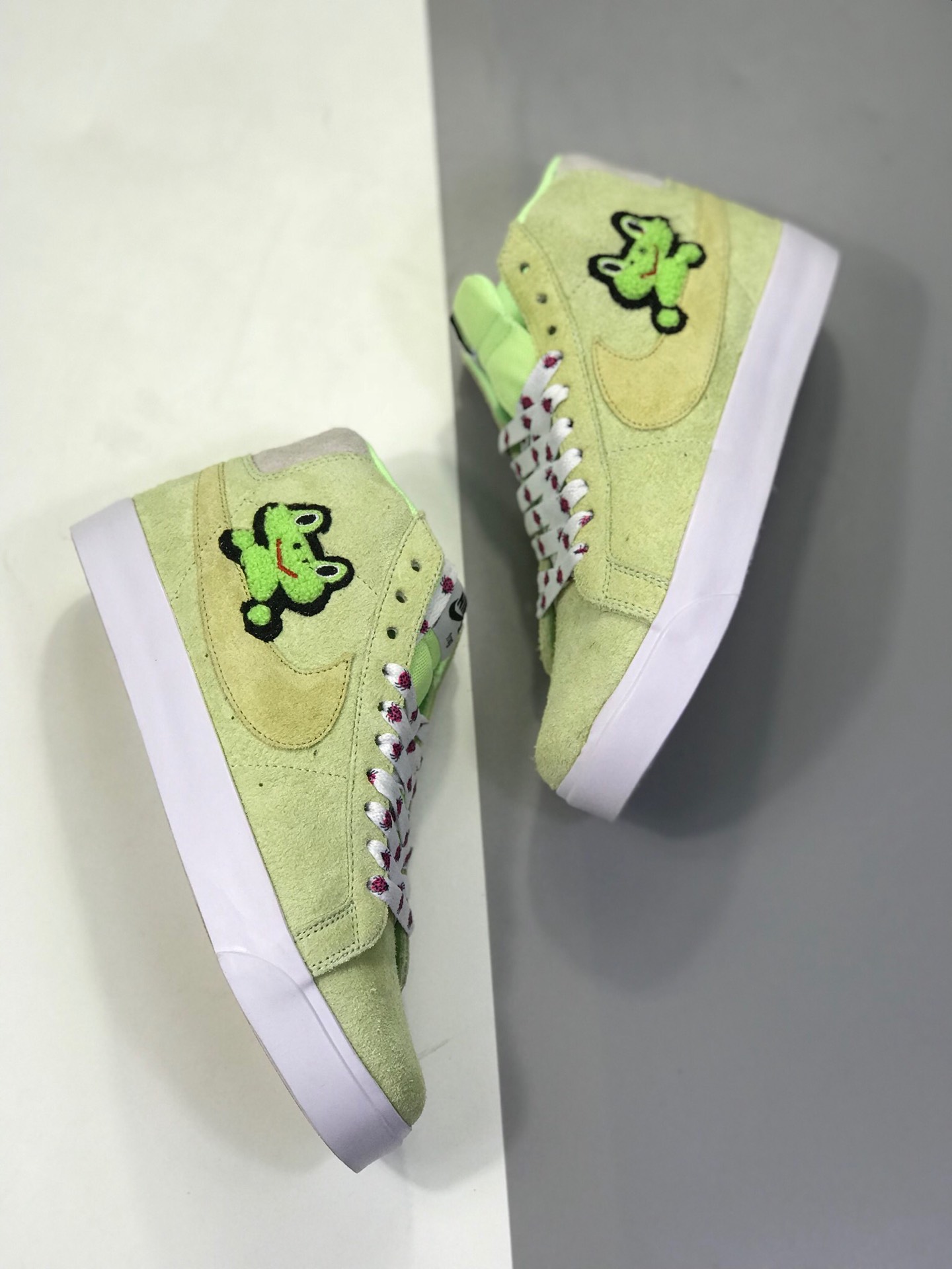 260<br />Frog Skateboards x Nike SB Blazer  蹦上Swoosh的小青蛙 这次 Frog Skateboards 与 Nike SB 展开合作，让品牌代表性的小青蛙图案蹦上了 Blazer 鞋款。这双 Blazer Mid 以浅绿色长毛麂皮革搭配趴在 Swoosh 上的毛茸青蛙，鞋带上的粉色瓢虫又与瓢虫跟标呼应，童趣的设计，稚嫩的图案，清新又可爱。而后跟的 NIKE logo 也换成了 “frog” 字样，不禁让人莞尔 官方货号#AH6158-300 PCSIZE：36 36.5 37.5 38 38.5 39 40 40.5 41 42 42.5 43 44