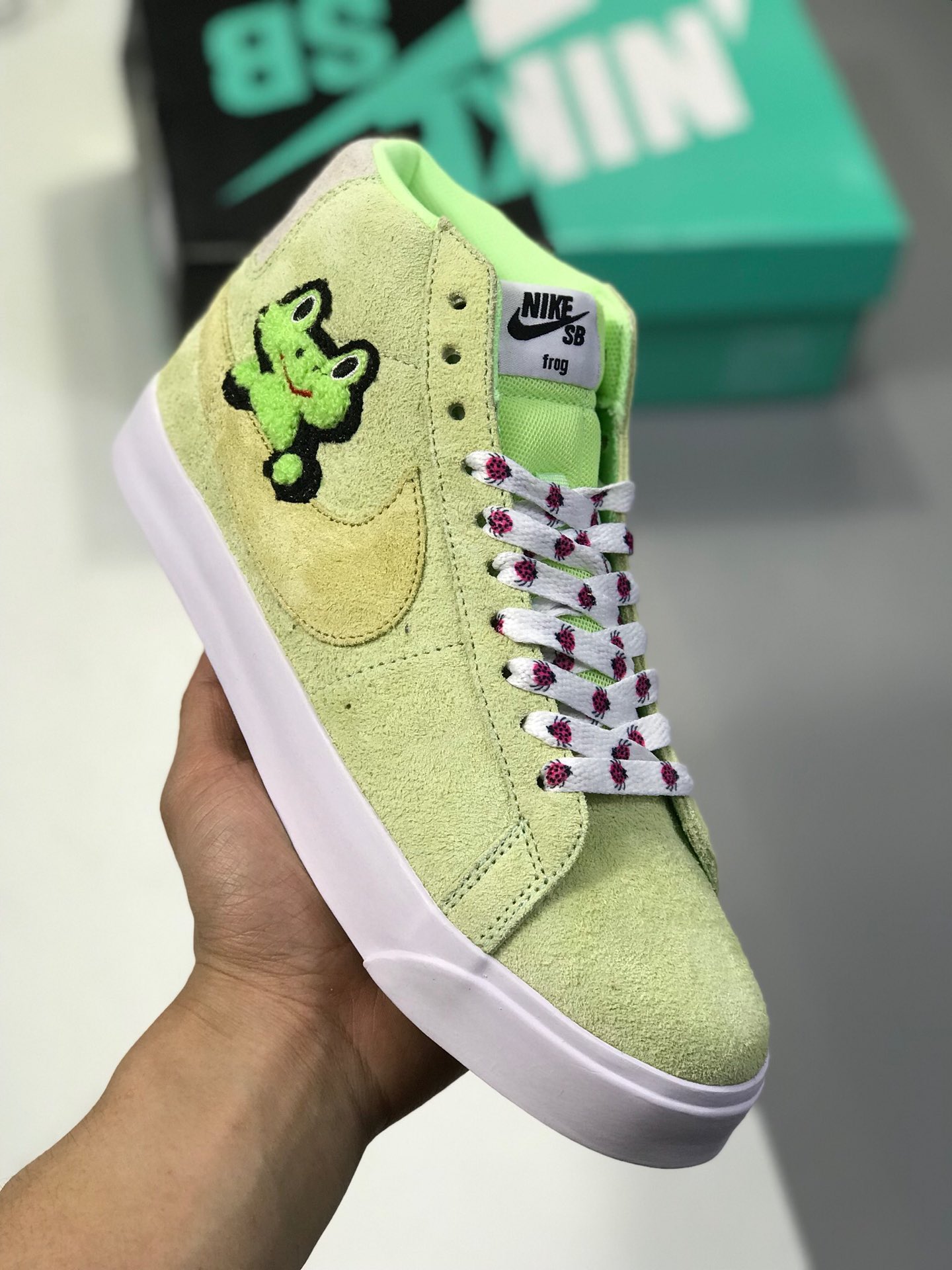 260<br />Frog Skateboards x Nike SB Blazer  蹦上Swoosh的小青蛙 这次 Frog Skateboards 与 Nike SB 展开合作，让品牌代表性的小青蛙图案蹦上了 Blazer 鞋款。这双 Blazer Mid 以浅绿色长毛麂皮革搭配趴在 Swoosh 上的毛茸青蛙，鞋带上的粉色瓢虫又与瓢虫跟标呼应，童趣的设计，稚嫩的图案，清新又可爱。而后跟的 NIKE logo 也换成了 “frog” 字样，不禁让人莞尔 官方货号#AH6158-300 PCSIZE：36 36.5 37.5 38 38.5 39 40 40.5 41 42 42.5 43 44