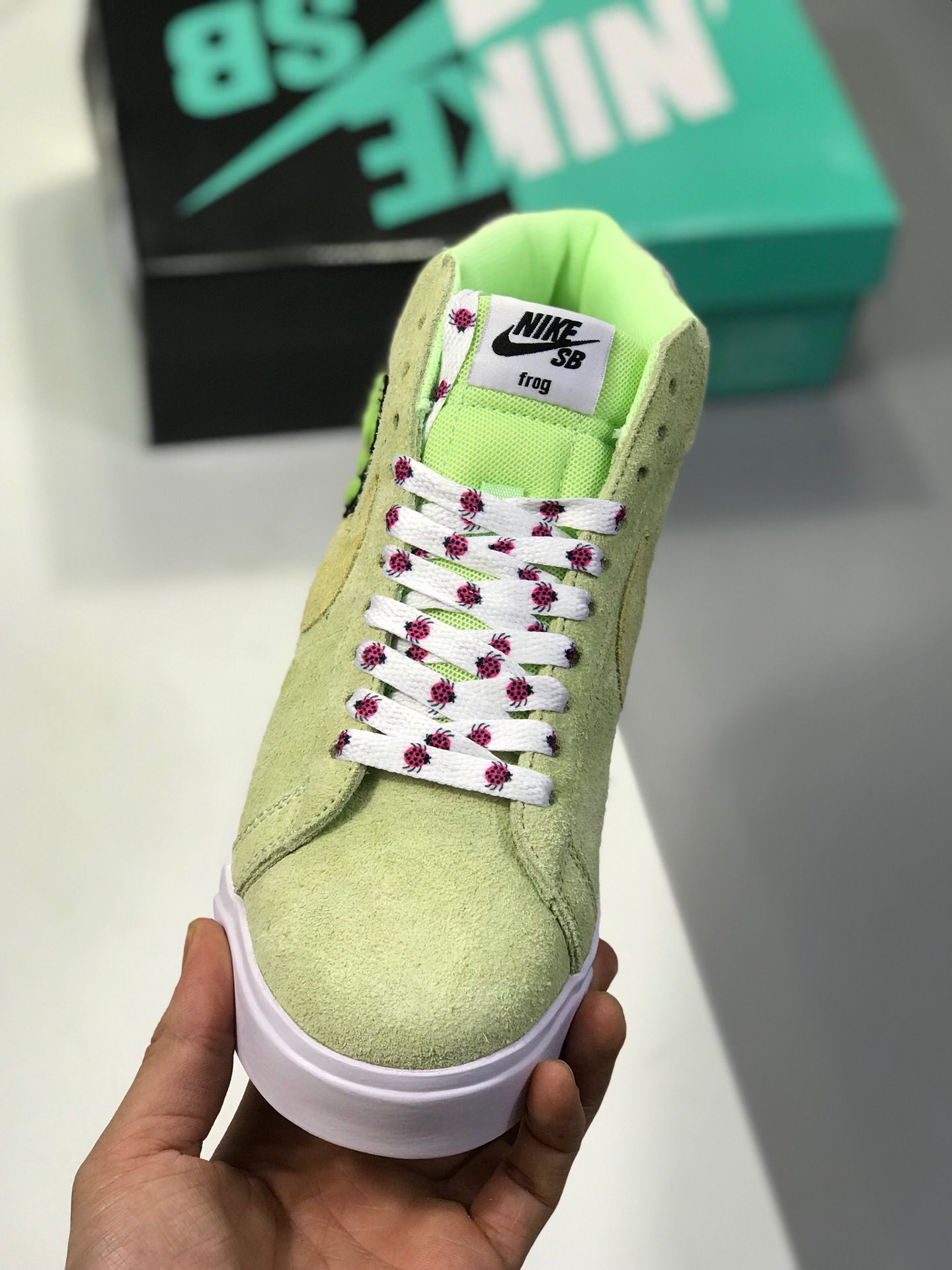 260<br />Frog Skateboards x Nike SB Blazer  蹦上Swoosh的小青蛙 这次 Frog Skateboards 与 Nike SB 展开合作，让品牌代表性的小青蛙图案蹦上了 Blazer 鞋款。这双 Blazer Mid 以浅绿色长毛麂皮革搭配趴在 Swoosh 上的毛茸青蛙，鞋带上的粉色瓢虫又与瓢虫跟标呼应，童趣的设计，稚嫩的图案，清新又可爱。而后跟的 NIKE logo 也换成了 “frog” 字样，不禁让人莞尔 官方货号#AH6158-300 PCSIZE：36 36.5 37.5 38 38.5 39 40 40.5 41 42 42.5 43 44