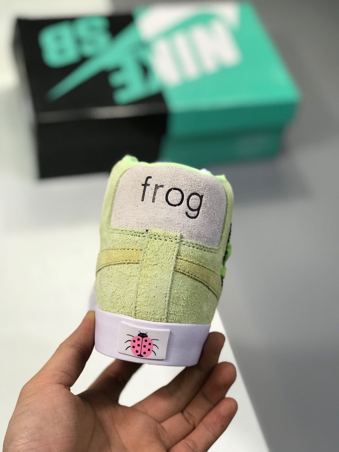 260<br />Frog Skateboards x Nike SB Blazer  蹦上Swoosh的小青蛙 这次 Frog Skateboards 与 Nike SB 展开合作，让品牌代表性的小青蛙图案蹦上了 Blazer 鞋款。这双 Blazer Mid 以浅绿色长毛麂皮革搭配趴在 Swoosh 上的毛茸青蛙，鞋带上的粉色瓢虫又与瓢虫跟标呼应，童趣的设计，稚嫩的图案，清新又可爱。而后跟的 NIKE logo 也换成了 “frog” 字样，不禁让人莞尔 官方货号#AH6158-300 PCSIZE：36 36.5 37.5 38 38.5 39 40 40.5 41 42 42.5 43 44