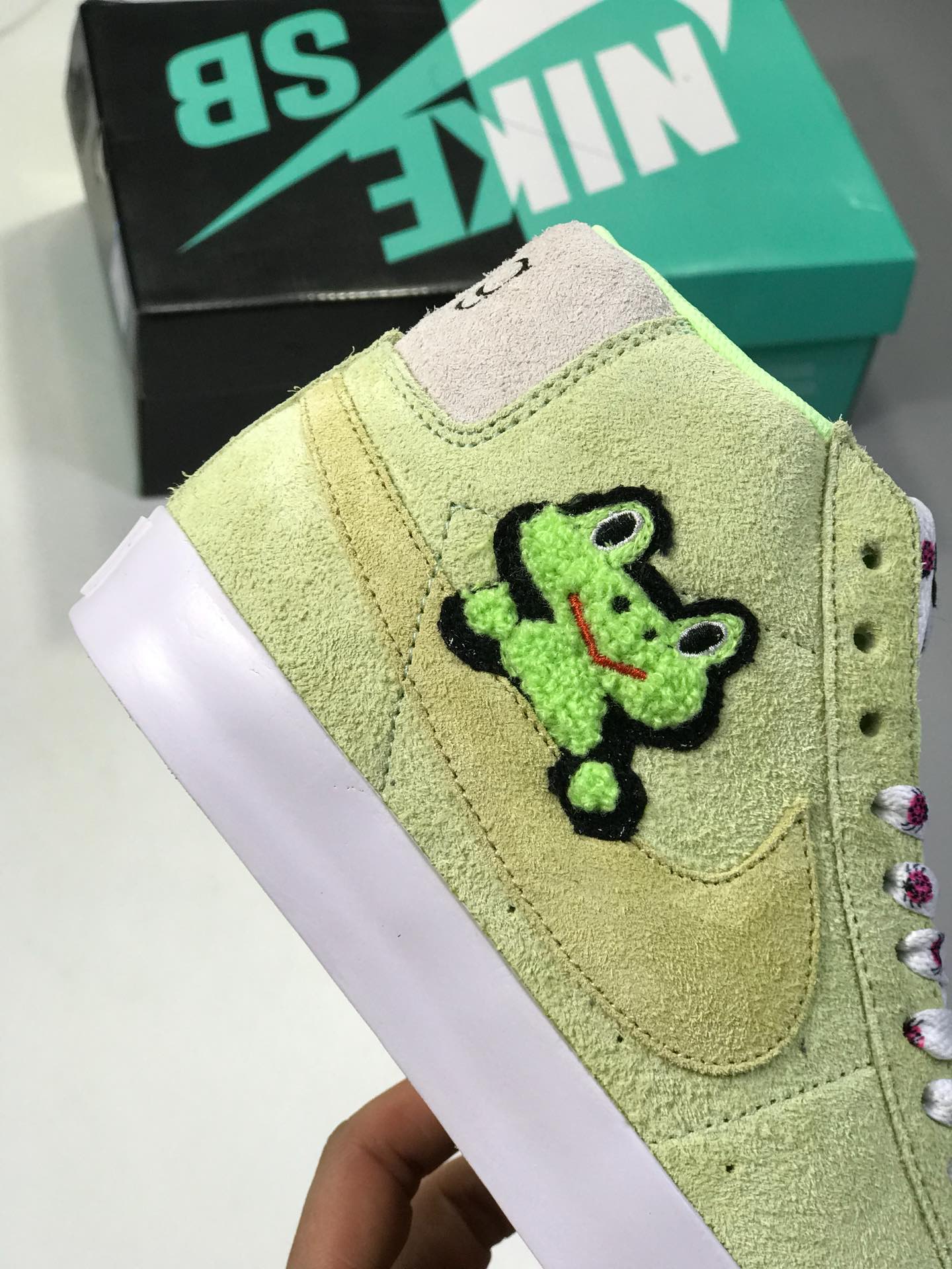 260<br />Frog Skateboards x Nike SB Blazer  蹦上Swoosh的小青蛙 这次 Frog Skateboards 与 Nike SB 展开合作，让品牌代表性的小青蛙图案蹦上了 Blazer 鞋款。这双 Blazer Mid 以浅绿色长毛麂皮革搭配趴在 Swoosh 上的毛茸青蛙，鞋带上的粉色瓢虫又与瓢虫跟标呼应，童趣的设计，稚嫩的图案，清新又可爱。而后跟的 NIKE logo 也换成了 “frog” 字样，不禁让人莞尔 官方货号#AH6158-300 PCSIZE：36 36.5 37.5 38 38.5 39 40 40.5 41 42 42.5 43 44