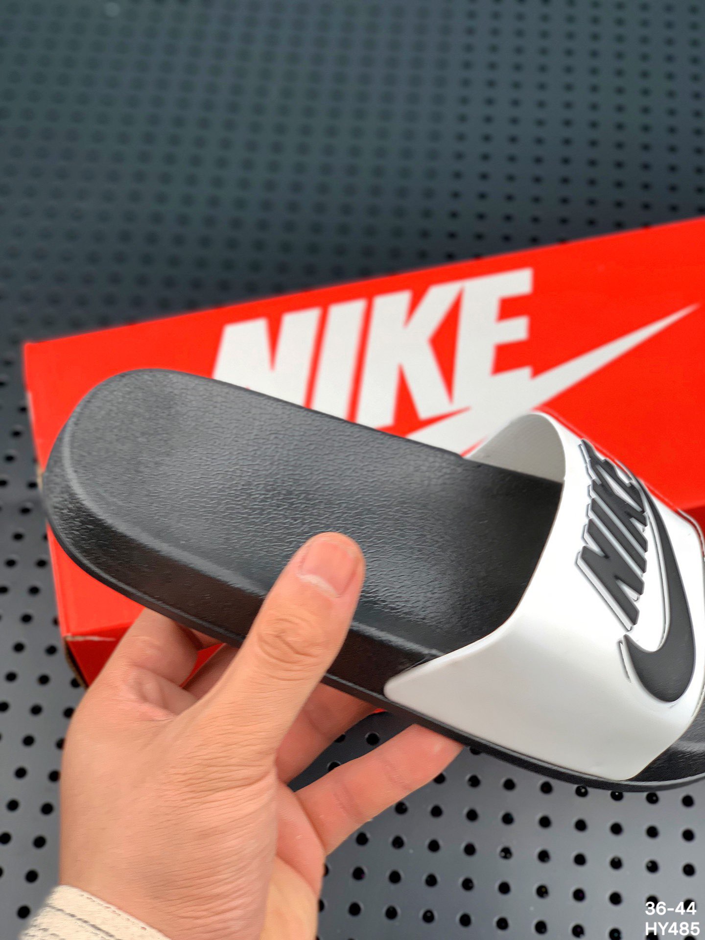 35  Nike Benassi Jdi 权志龙 黑白拖鞋！号码：36-44