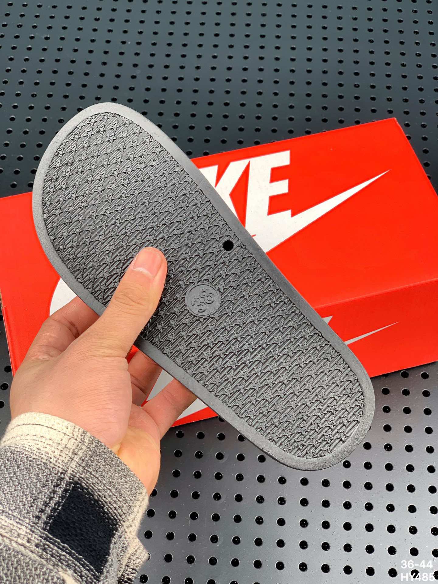 35  Nike Benassi Jdi 权志龙 黑白拖鞋！号码：36-44