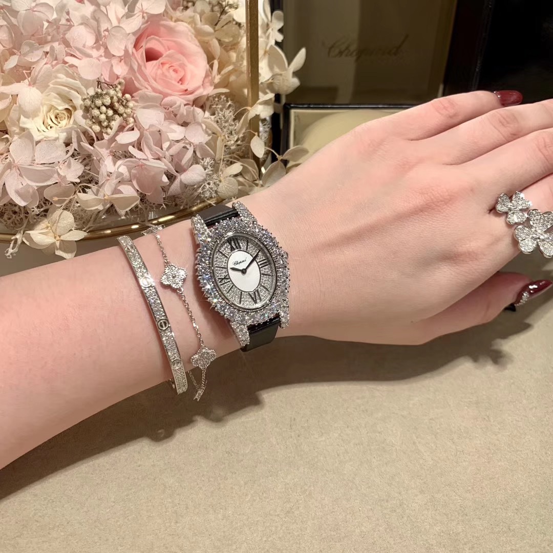 Chopard 萧邦 DU DIAMANT MEDIUM OVAL 此款L'Heure du Diamant 椭圆形切割贝壳雕纹镶钻表盘 环以点缀钻石的表圈 优雅气韵 风格和萧邦精湛的手工艺尽显无遗 光华耀眼