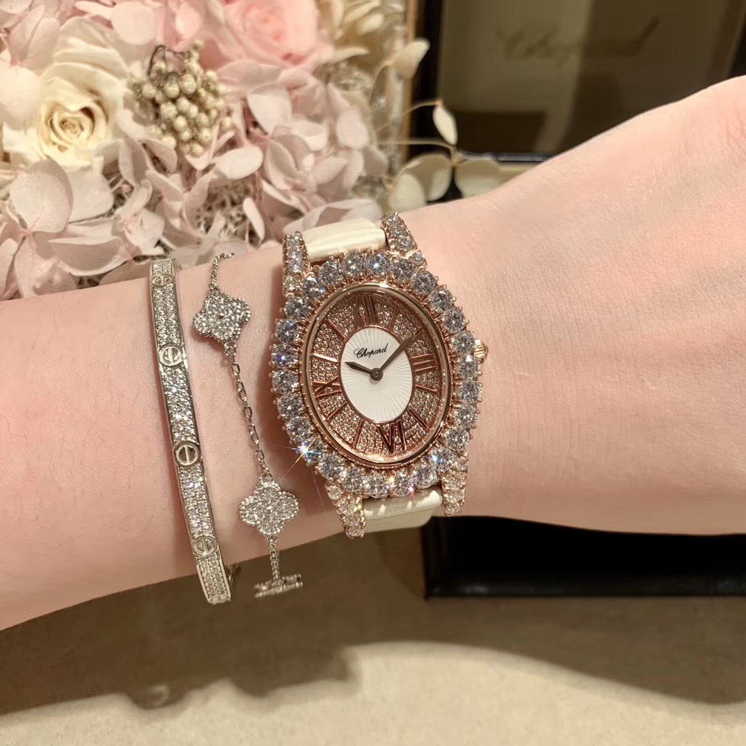 Chopard 萧邦 DU DIAMANT MEDIUM OVAL 此款L'Heure du Diamant 椭圆形切割贝壳雕纹镶钻表盘 环以点缀钻石的表圈 优雅气韵 风格和萧邦精湛的手工艺尽显无遗 光华耀眼