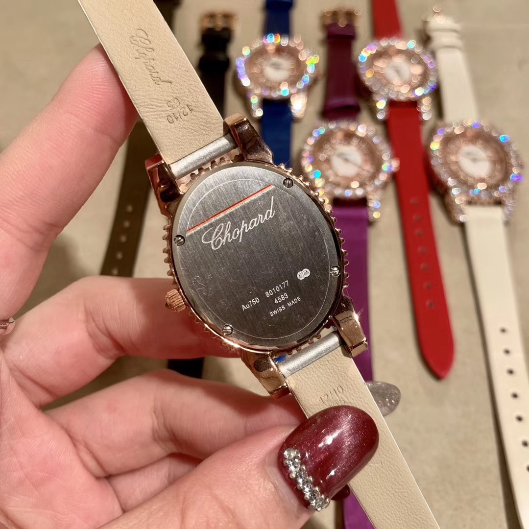 Chopard 萧邦 DU DIAMANT MEDIUM OVAL 此款L'Heure du Diamant 椭圆形切割贝壳雕纹镶钻表盘 环以点缀钻石的表圈 优雅气韵 风格和萧邦精湛的手工艺尽显无遗 光华耀眼