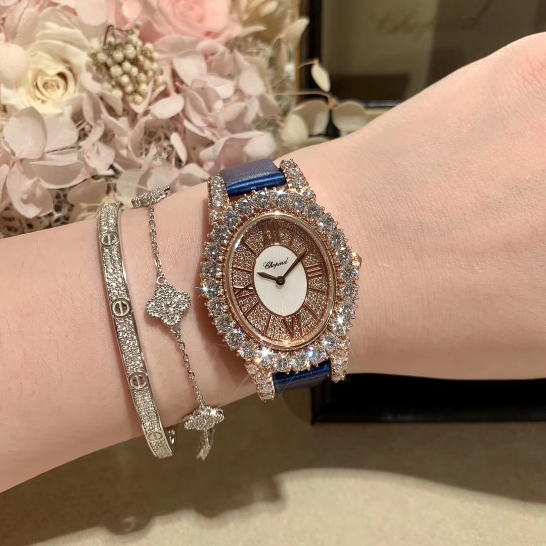 Chopard 萧邦 DU DIAMANT MEDIUM OVAL 此款L'Heure du Diamant 椭圆形切割贝壳雕纹镶钻表盘 环以点缀钻石的表圈 优雅气韵 风格和萧邦精湛的手工艺尽显无遗 光华耀眼