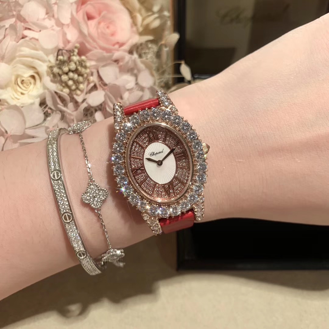 Chopard 萧邦 DU DIAMANT MEDIUM OVAL 此款L'Heure du Diamant 椭圆形切割贝壳雕纹镶钻表盘 环以点缀钻石的表圈 优雅气韵 风格和萧邦精湛的手工艺尽显无遗 光华耀眼