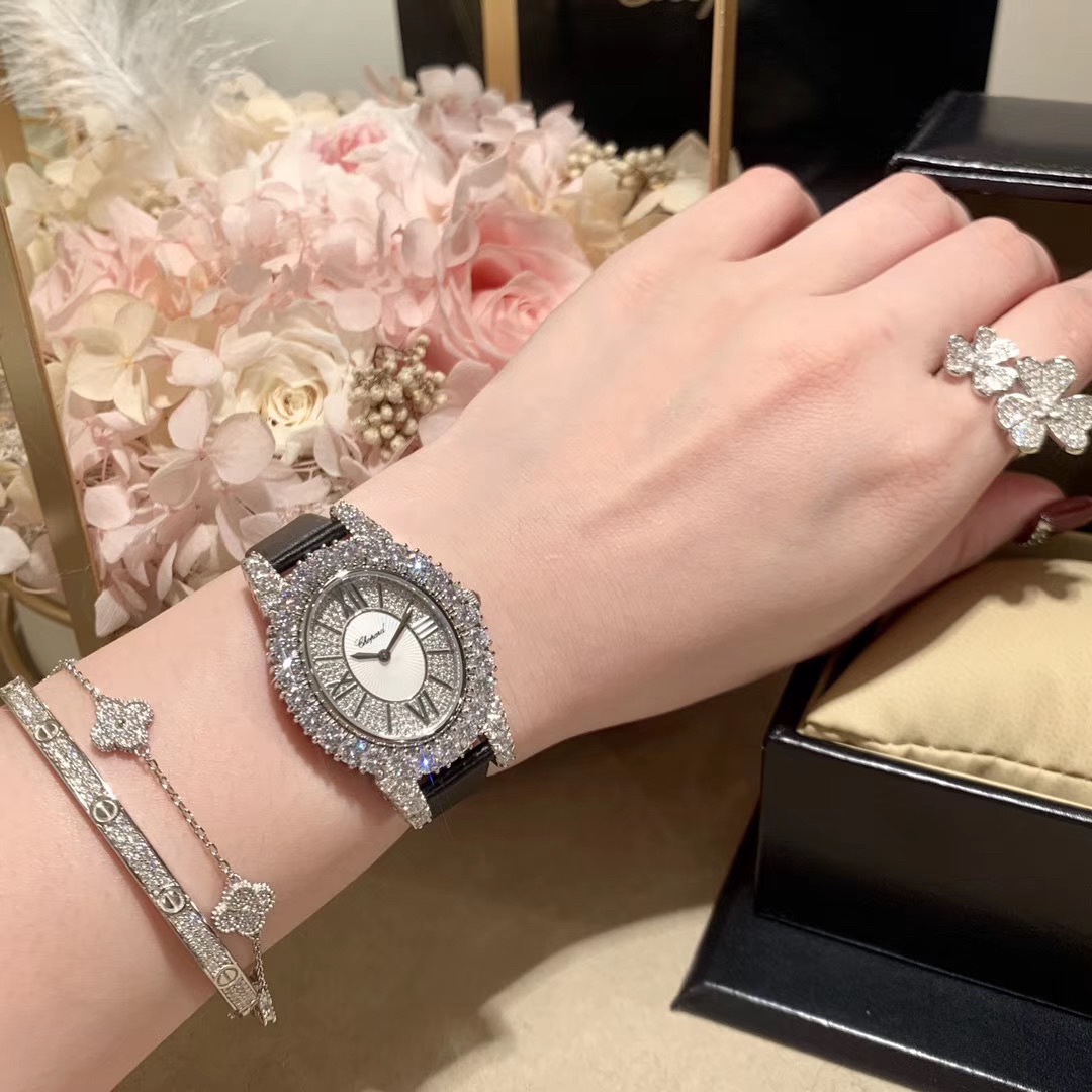 Chopard 萧邦 DU DIAMANT MEDIUM OVAL 此款L'Heure du Diamant 椭圆形切割贝壳雕纹镶钻表盘 环以点缀钻石的表圈 优雅气韵 风格和萧邦精湛的手工艺尽显无遗 光华耀眼