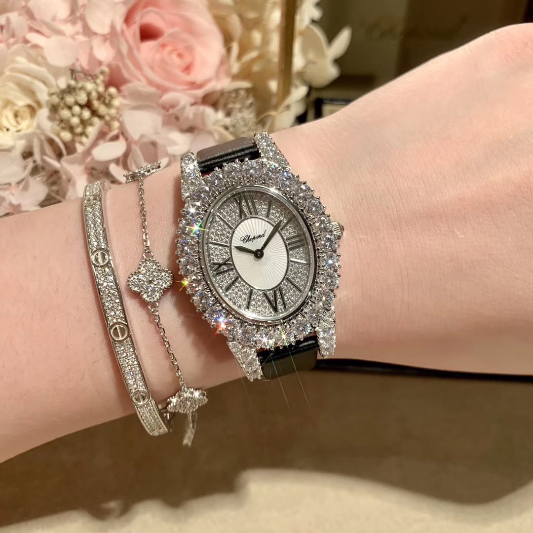 Chopard 萧邦 DU DIAMANT MEDIUM OVAL 此款L'Heure du Diamant 椭圆形切割贝壳雕纹镶钻表盘 环以点缀钻石的表圈 优雅气韵 风格和萧邦精湛的手工艺尽显无遗 光华耀眼