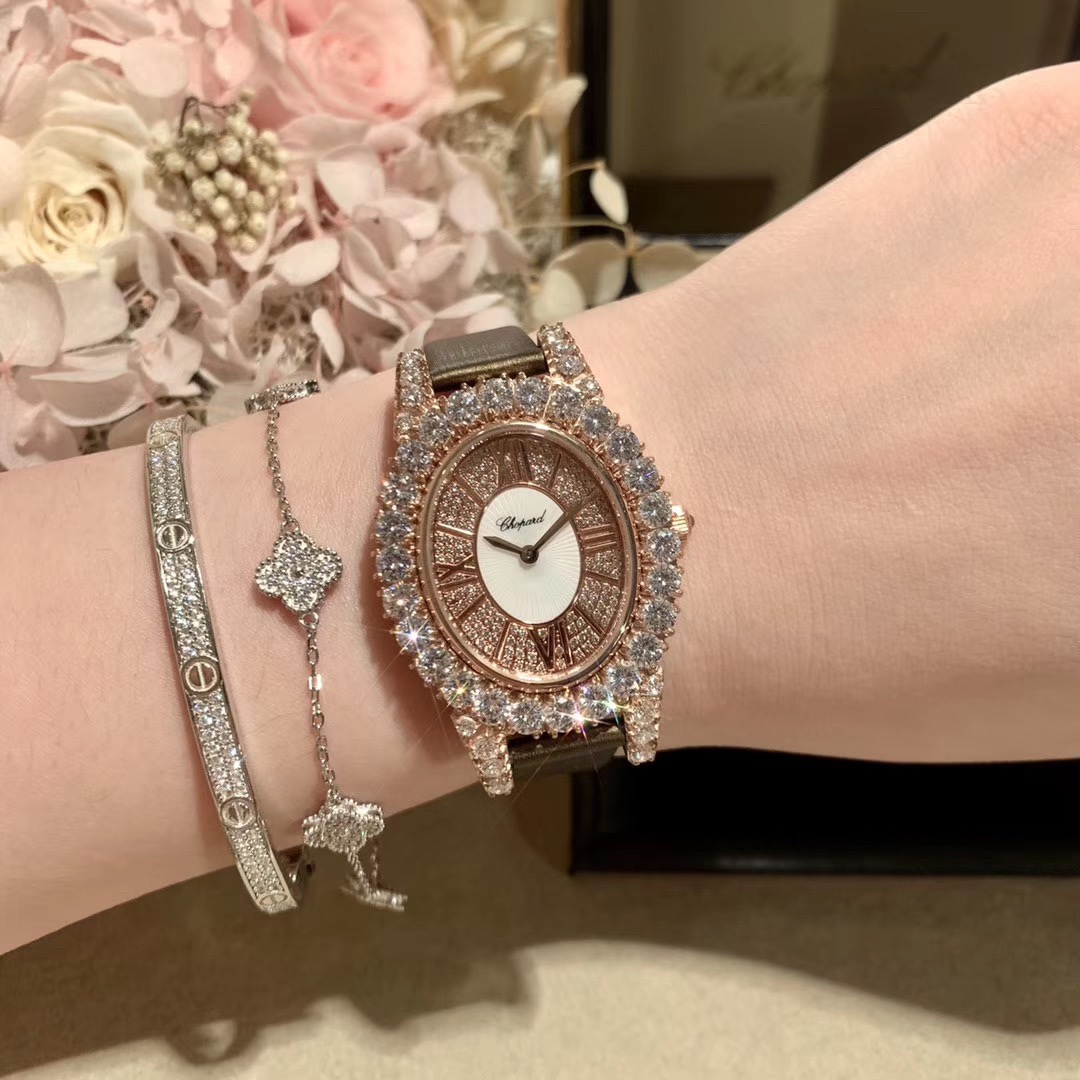 Chopard 萧邦 DU DIAMANT MEDIUM OVAL 此款L'Heure du Diamant 椭圆形切割贝壳雕纹镶钻表盘 环以点缀钻石的表圈 优雅气韵 风格和萧邦精湛的手工艺尽显无遗 光华耀眼
