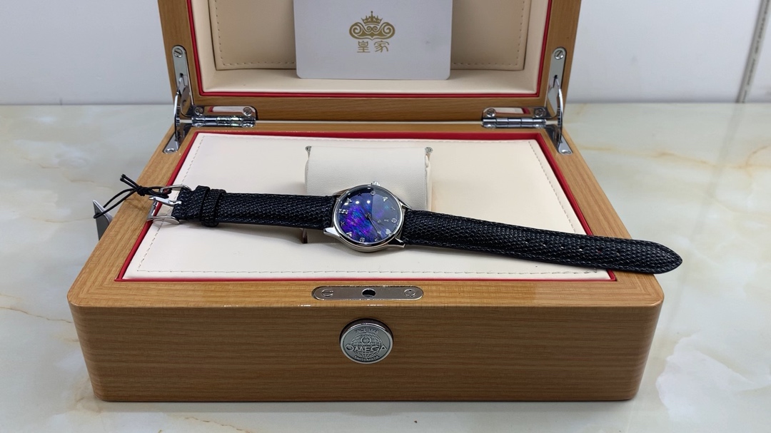 Gucci 皇家 古驰 小巧女款贝壳面腕表视频欣赏