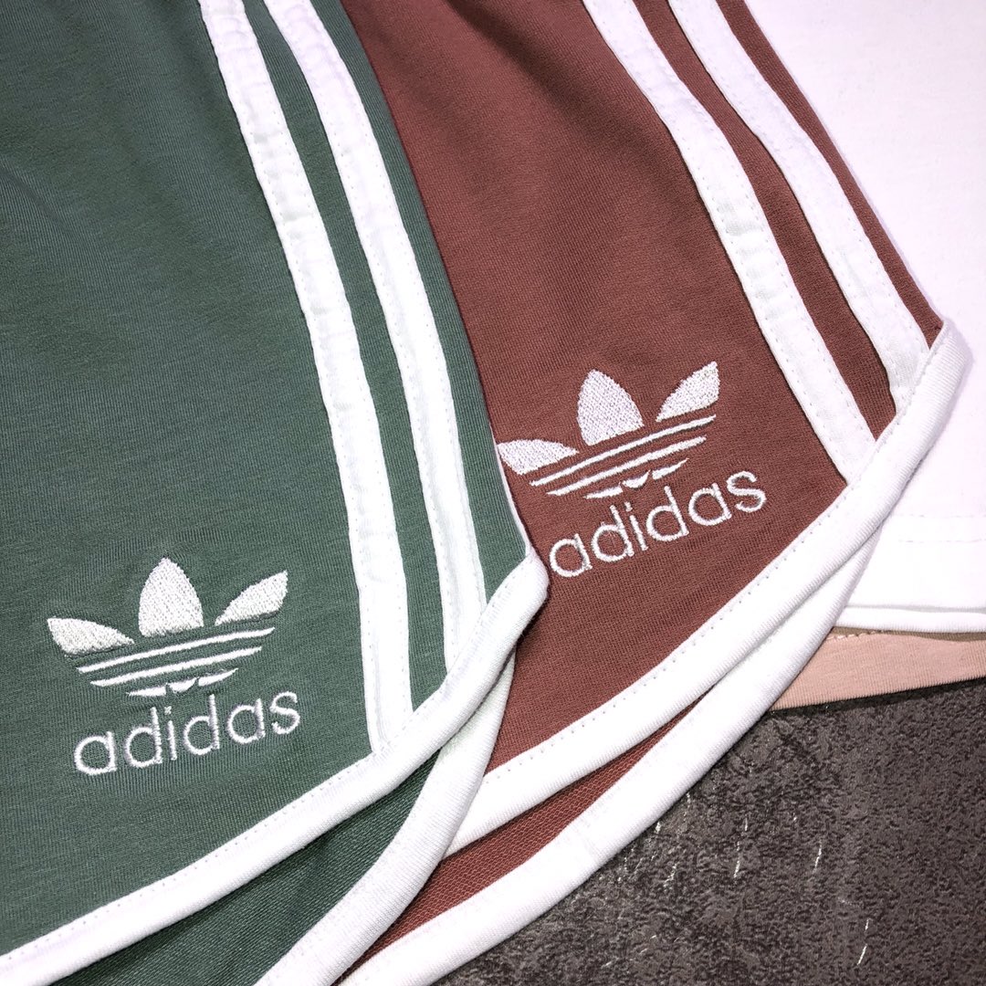 90 adidas三叶草小仙女休闲套装 上身仙气满满 干净清爽 左腿精密logo绣花