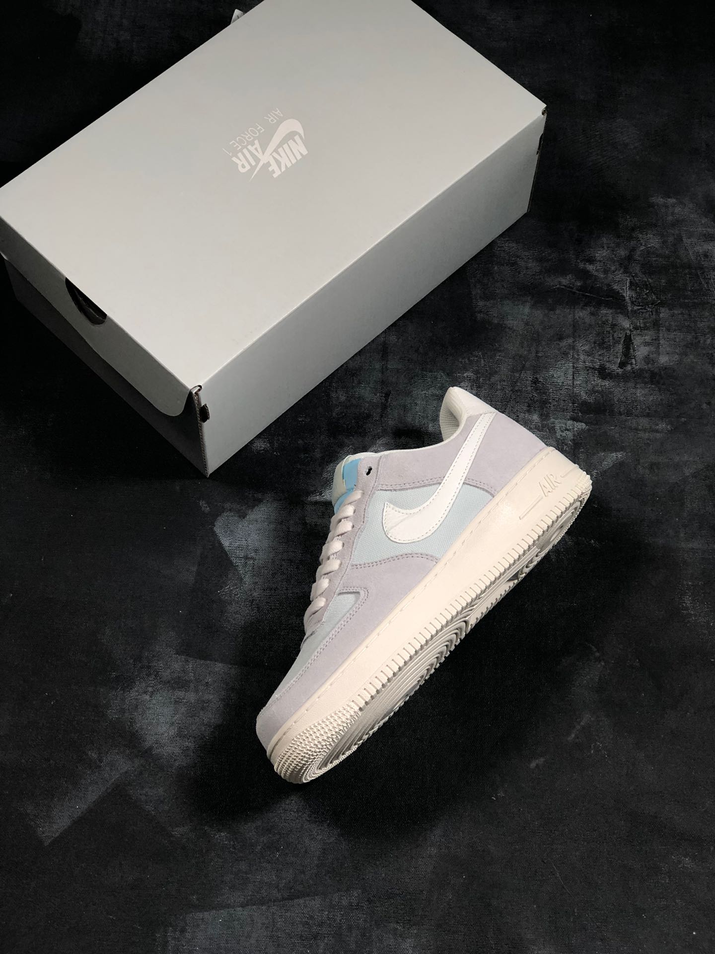 170 新款出货<br /><br />公司级 Nike Air Force 1 Low '07  空军一号低帮休闲板鞋 原盒原标 内置全掌气垫 高清洁度 完美鞋型 货号：AQ8741 400尺码：36 36.5 37.5 38 38.5 39 40 40.5 41 42 42.5 43 44 44 44.5 45