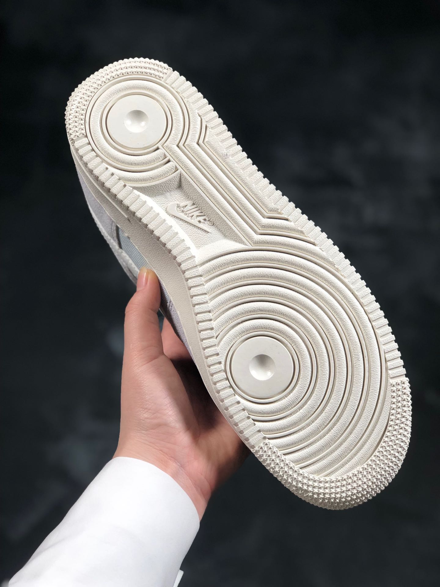 170 新款出货<br /><br />公司级 Nike Air Force 1 Low '07  空军一号低帮休闲板鞋 原盒原标 内置全掌气垫 高清洁度 完美鞋型 货号：AQ8741 400尺码：36 36.5 37.5 38 38.5 39 40 40.5 41 42 42.5 43 44 44 44.5 45