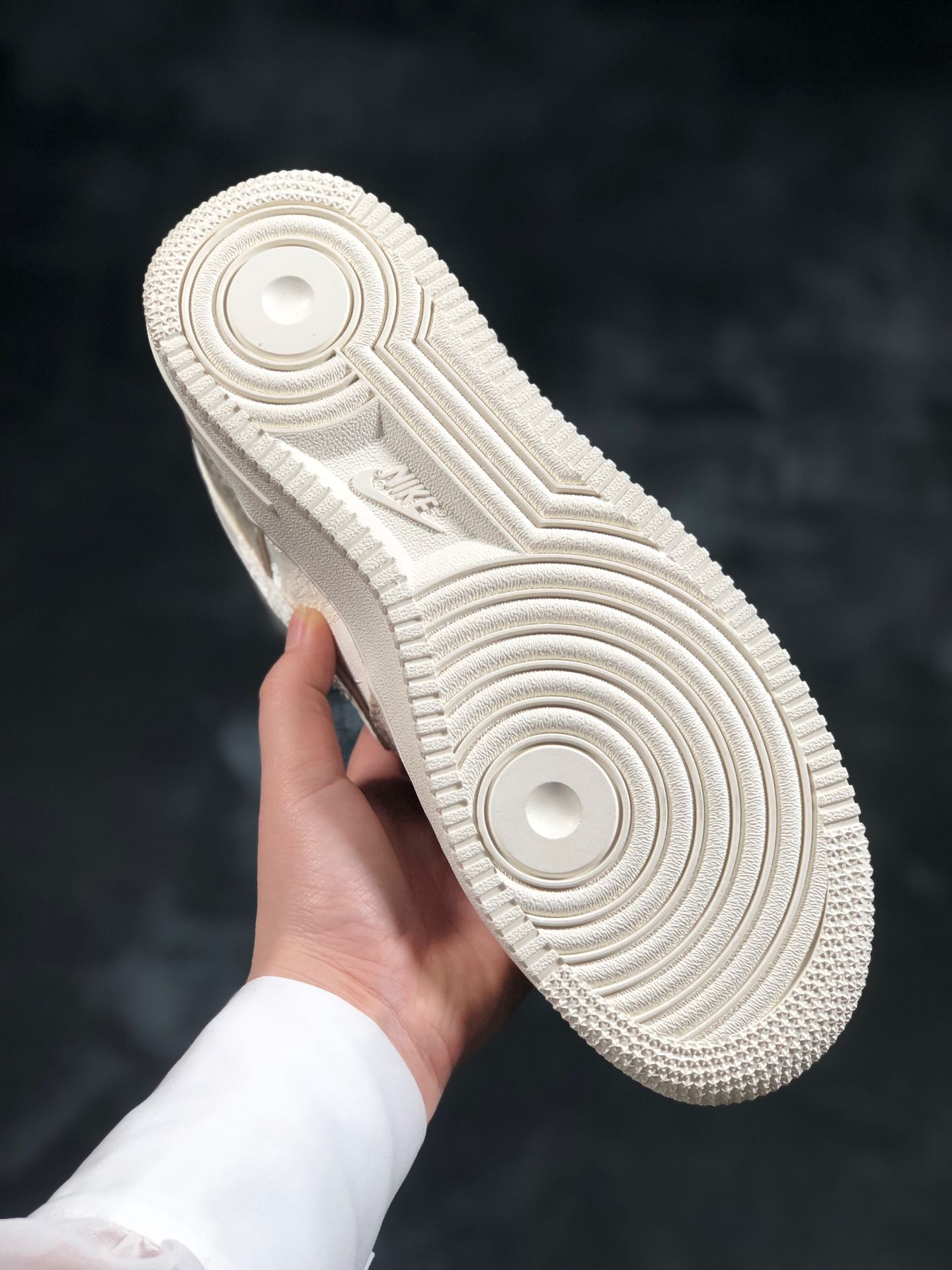 180新款出货  <br />公司级<br />耐克空军一号内置气垫白黄丝绸Nike Air Force 1 ’07 Premium 3 “Pale Ivory”<br />货号：AT4144-100<br />尺码：36 36.5 37.5 38 38.5 39 40 40.5 41 42 42.5 43 44 46