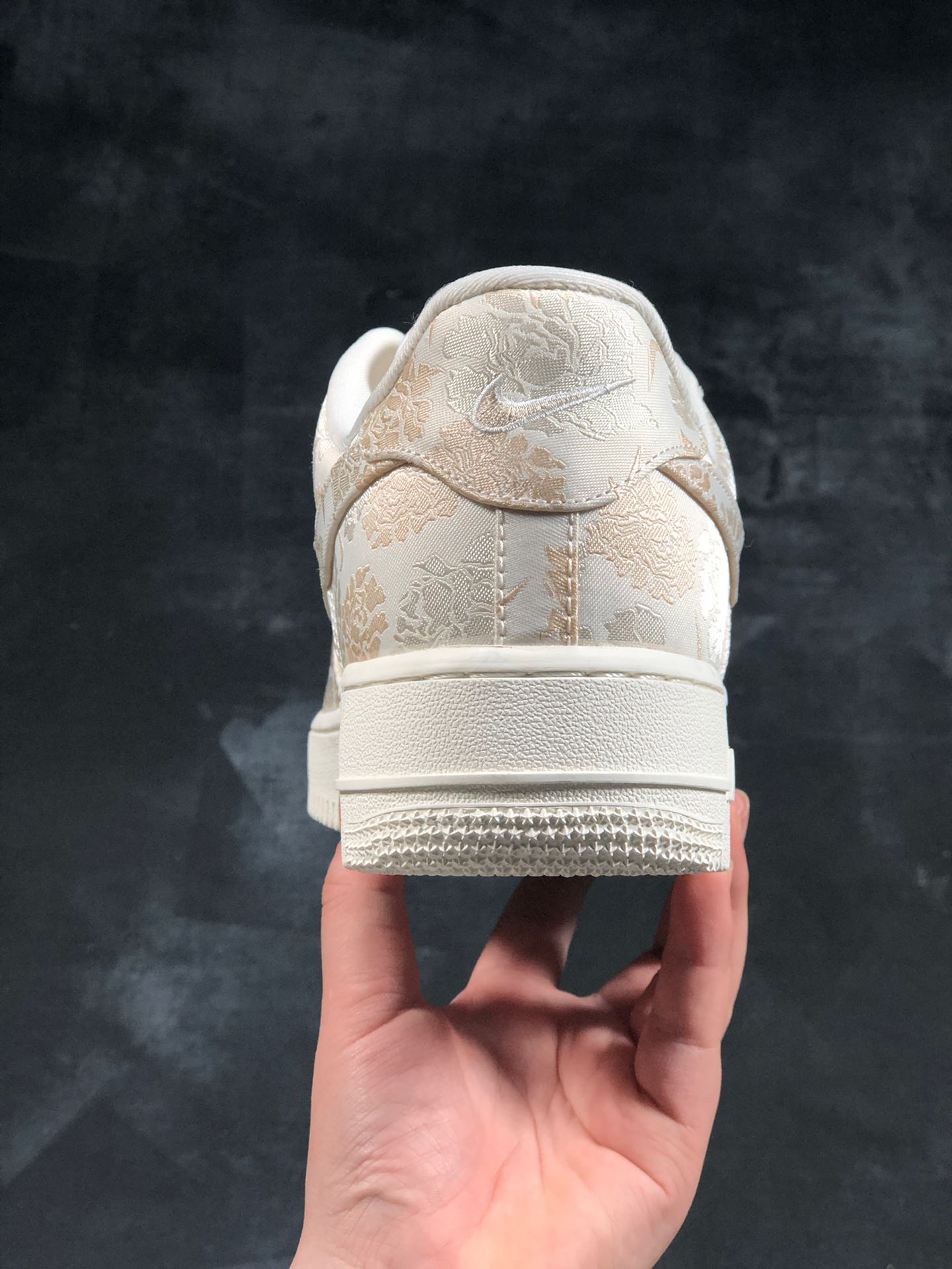 180新款出货  <br />公司级<br />耐克空军一号内置气垫白黄丝绸Nike Air Force 1 ’07 Premium 3 “Pale Ivory”<br />货号：AT4144-100<br />尺码：36 36.5 37.5 38 38.5 39 40 40.5 41 42 42.5 43 44 46