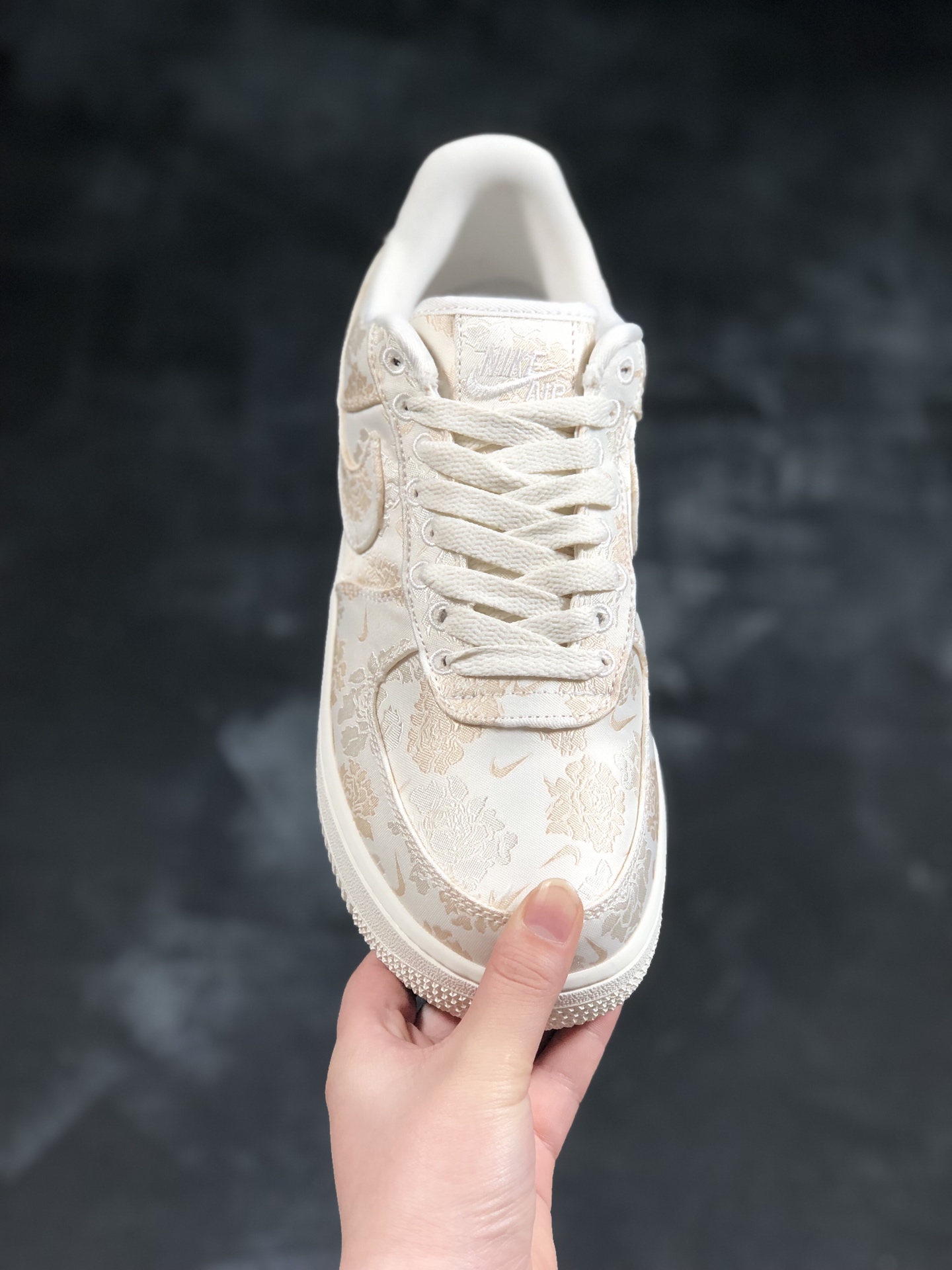 180新款出货  <br />公司级<br />耐克空军一号内置气垫白黄丝绸Nike Air Force 1 ’07 Premium 3 “Pale Ivory”<br />货号：AT4144-100<br />尺码：36 36.5 37.5 38 38.5 39 40 40.5 41 42 42.5 43 44 46