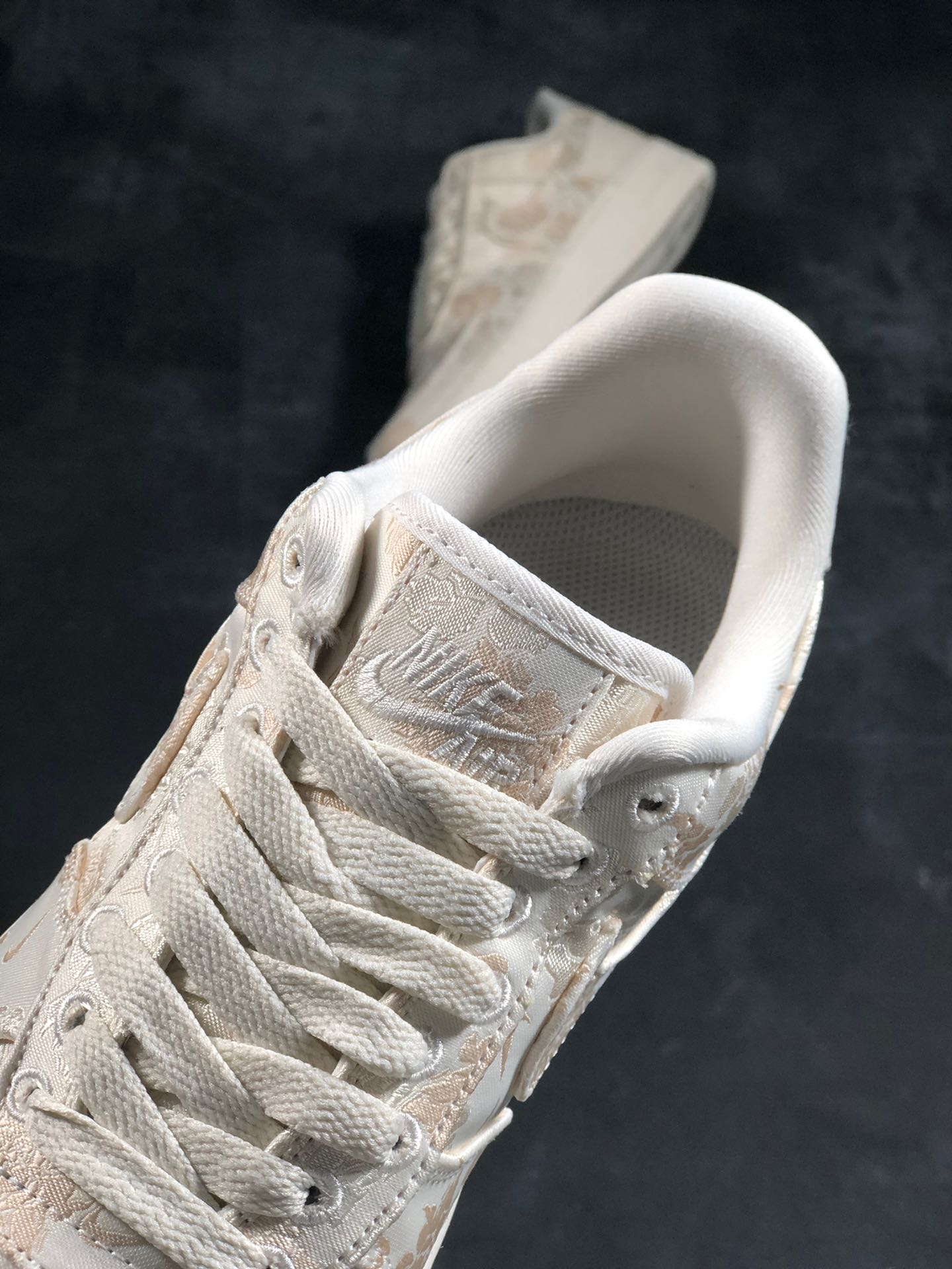 180新款出货  <br />公司级<br />耐克空军一号内置气垫白黄丝绸Nike Air Force 1 ’07 Premium 3 “Pale Ivory”<br />货号：AT4144-100<br />尺码：36 36.5 37.5 38 38.5 39 40 40.5 41 42 42.5 43 44 46