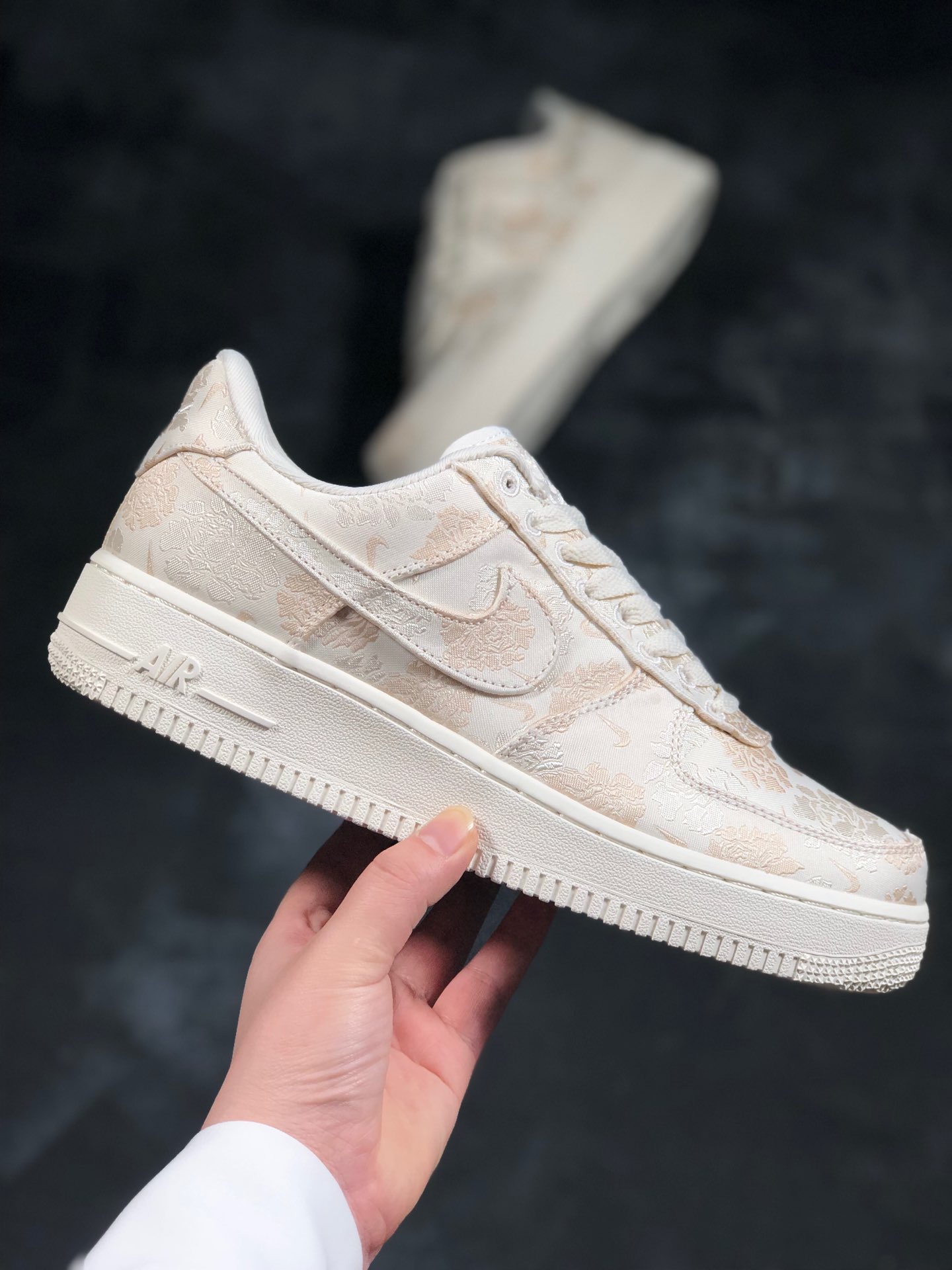 180新款出货  <br />公司级<br />耐克空军一号内置气垫白黄丝绸Nike Air Force 1 ’07 Premium 3 “Pale Ivory”<br />货号：AT4144-100<br />尺码：36 36.5 37.5 38 38.5 39 40 40.5 41 42 42.5 43 44 46