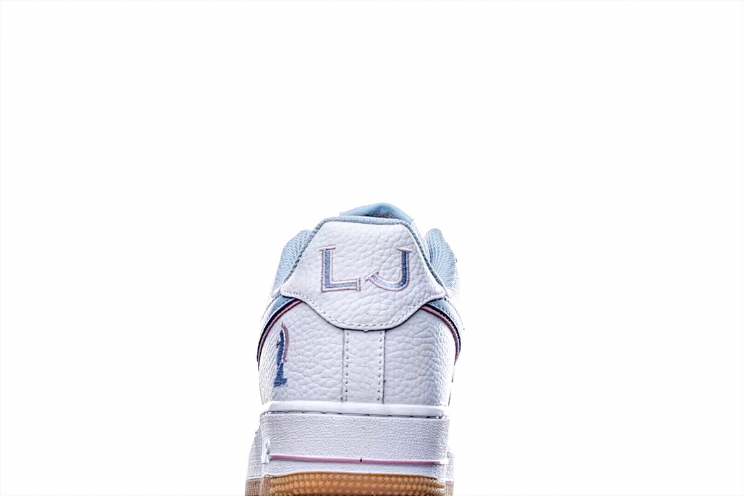 200<br />LeBron James明星限定款 公司级 Nike Air Force 1 Low '07 “Horsemen”空军一号低帮休闲板鞋 完美鞋型 原盒原标 内置全掌气垫 货号：AA6818-028 Size：36 36.5 37.5 38 38.5 39 40 40.5 41 42 42.5 43 44 44.5 45