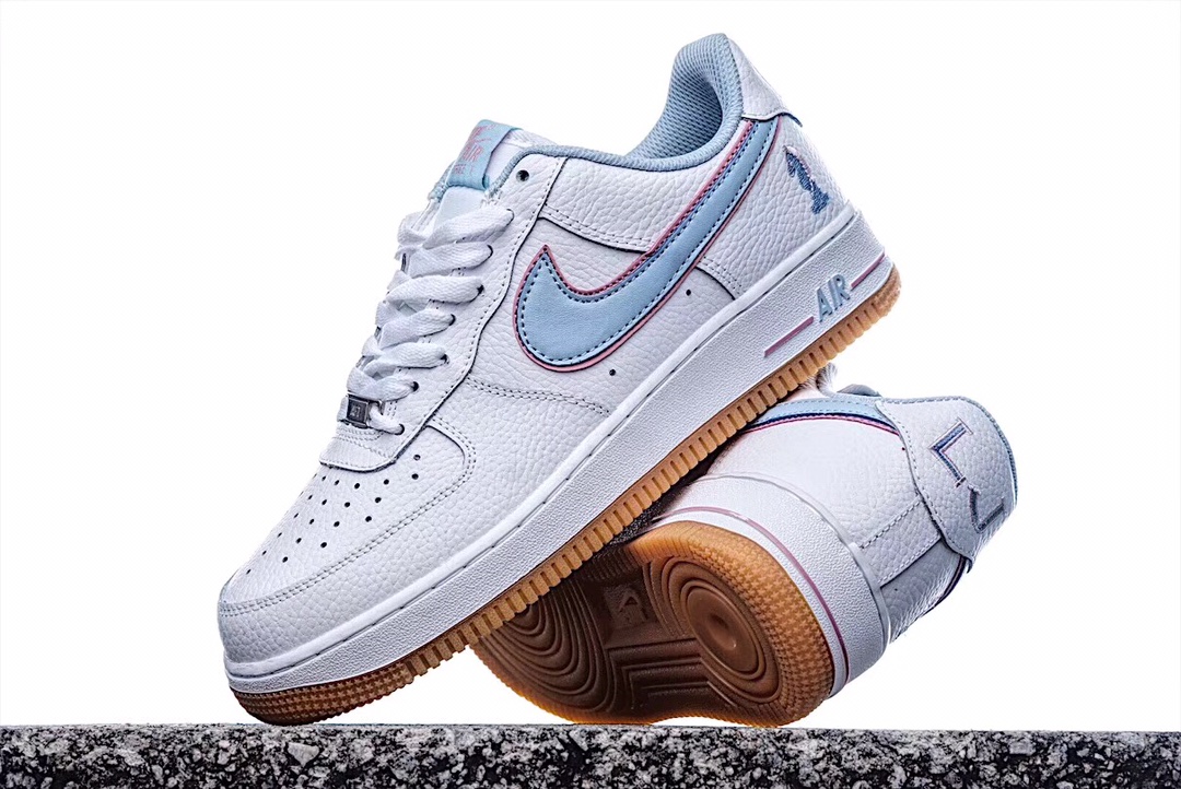 200<br />LeBron James明星限定款 公司级 Nike Air Force 1 Low '07 “Horsemen”空军一号低帮休闲板鞋 完美鞋型 原盒原标 内置全掌气垫 货号：AA6818-028 Size：36 36.5 37.5 38 38.5 39 40 40.5 41 42 42.5 43 44 44.5 45