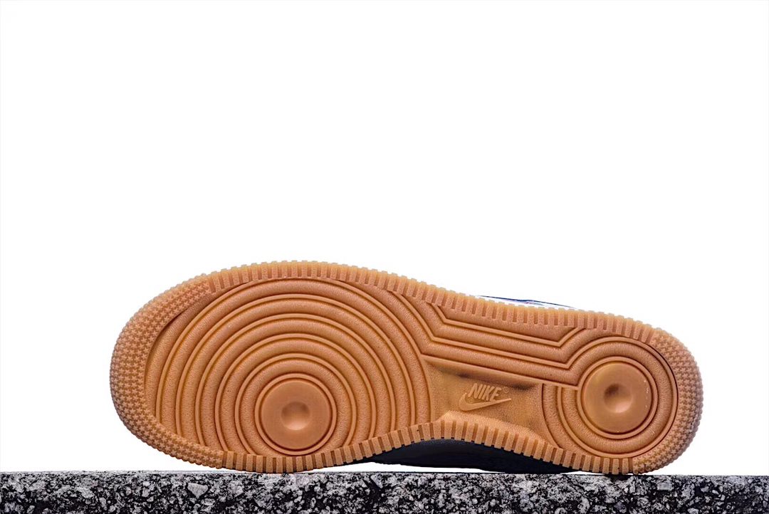 200<br />LeBron James明星限定款 公司级 Nike Air Force 1 Low '07 “Horsemen”空军一号低帮休闲板鞋 完美鞋型 原盒原标 内置全掌气垫 货号：AA6818-028 Size：36 36.5 37.5 38 38.5 39 40 40.5 41 42 42.5 43 44 44.5 45