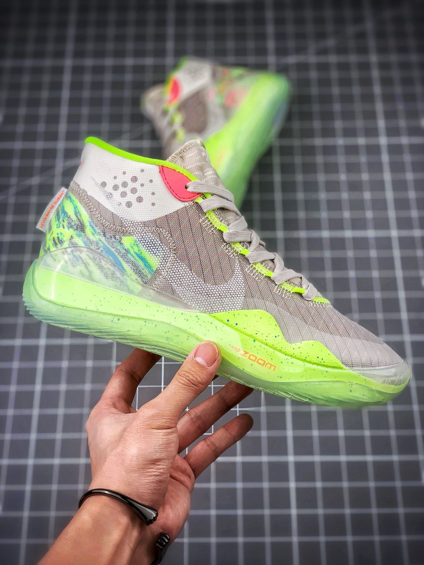 270 NIKE ZOOM KD12 EP 荧光绿暗藏汹涌凯文·杜兰特总能保持镇定自若AR4230-900