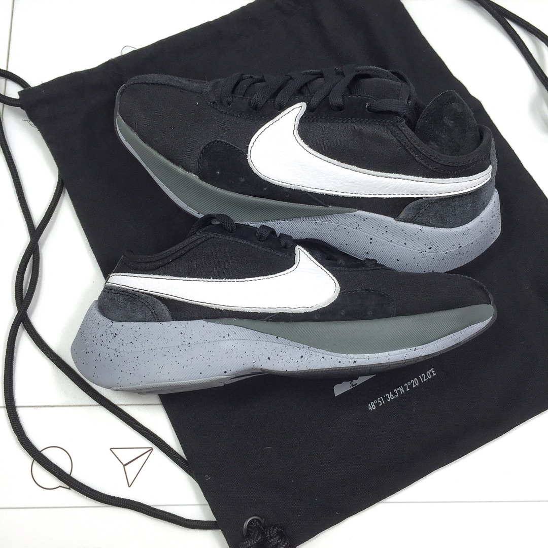 110<br />▲公司级Nike Moon Racer 月食阿甘 马拉松 透气网布缓震跑鞋 原厂超弹缓震大底 附带旅行背包 越南原厂鞋标 充正无压力  货号：AQ4121 001 <br />SIZE:36 36.5 37 38 38.5 39 40 40.5 41 42 42.5 43 44 45