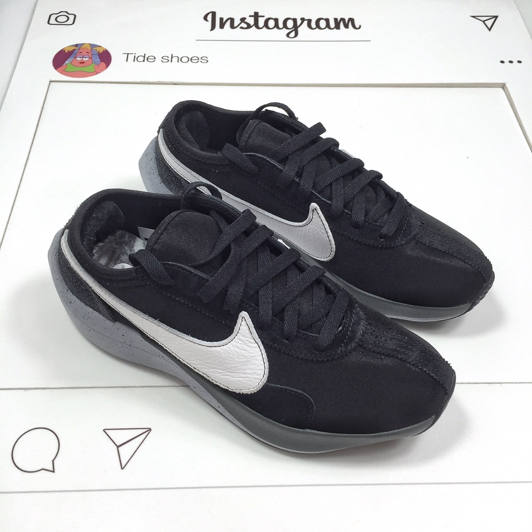 110<br />▲公司级Nike Moon Racer 月食阿甘 马拉松 透气网布缓震跑鞋 原厂超弹缓震大底 附带旅行背包 越南原厂鞋标 充正无压力  货号：AQ4121 001 <br />SIZE:36 36.5 37 38 38.5 39 40 40.5 41 42 42.5 43 44 45