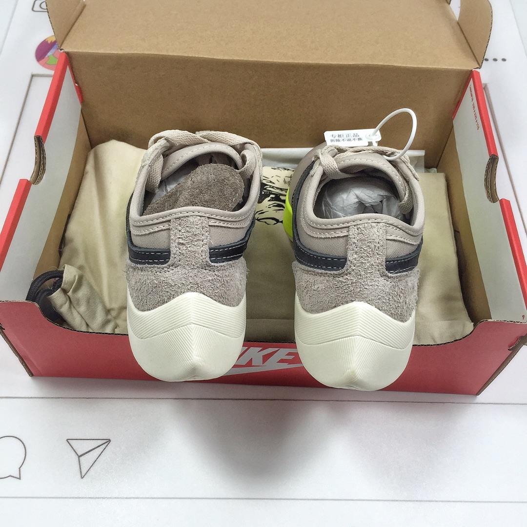 110<br />▲公司级Nike Moon Racer 月食阿甘 马拉松 透气网布缓震跑鞋 原厂超弹缓震大底 附带旅行背包 越南原厂鞋标 充正无压力 货号：AQ4121 200<br />SIZE:40 40.5 41 42 42.5 43 44 45