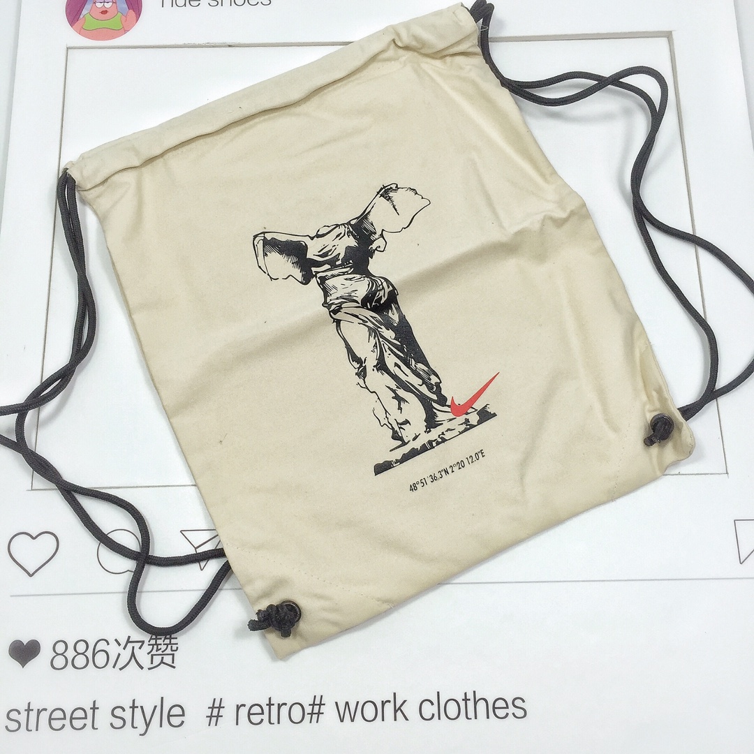 110<br />▲公司级Nike Moon Racer 月食阿甘 马拉松 透气网布缓震跑鞋 原厂超弹缓震大底 附带旅行背包 越南原厂鞋标 充正无压力 货号：AQ4121 200<br />SIZE:40 40.5 41 42 42.5 43 44 45