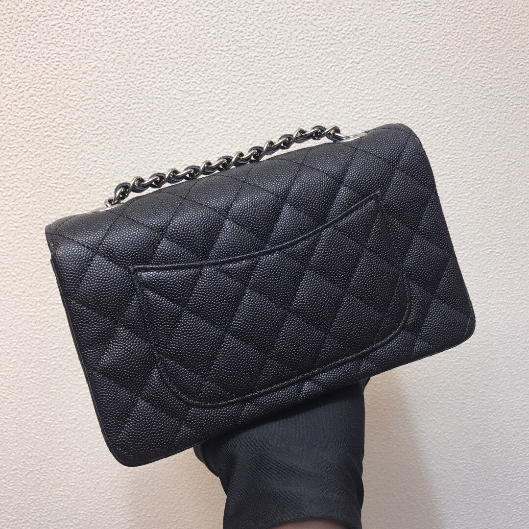 💰300法国🇫🇷高端定制品 Chane1 Classic Flap Bag A01116演绎了Chane1的经典，高雅、简约、精美！专柜同步更新 最新版本 ZP完美版型复刻 Medium Size: 20cm