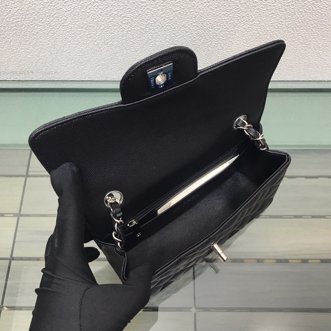 💰300法国🇫🇷高端定制品 Chane1 Classic Flap Bag A01116演绎了Chane1的经典，高雅、简约、精美！专柜同步更新 最新版本 ZP完美版型复刻 Medium Size: 20cm
