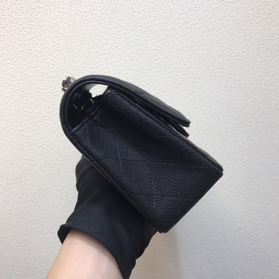💰300法国🇫🇷高端定制品 Chane1 Classic Flap Bag A01116演绎了Chane1的经典，高雅、简约、精美！专柜同步更新 最新版本 ZP完美版型复刻 Medium Size: 20cm