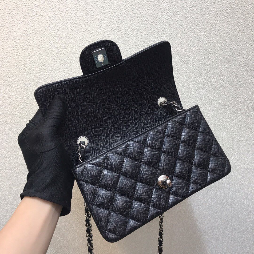 💰300法国🇫🇷高端定制品 Chane1 Classic Flap Bag A01116演绎了Chane1的经典，高雅、简约、精美！专柜同步更新 最新版本 ZP完美版型复刻 Medium Size: 20cm