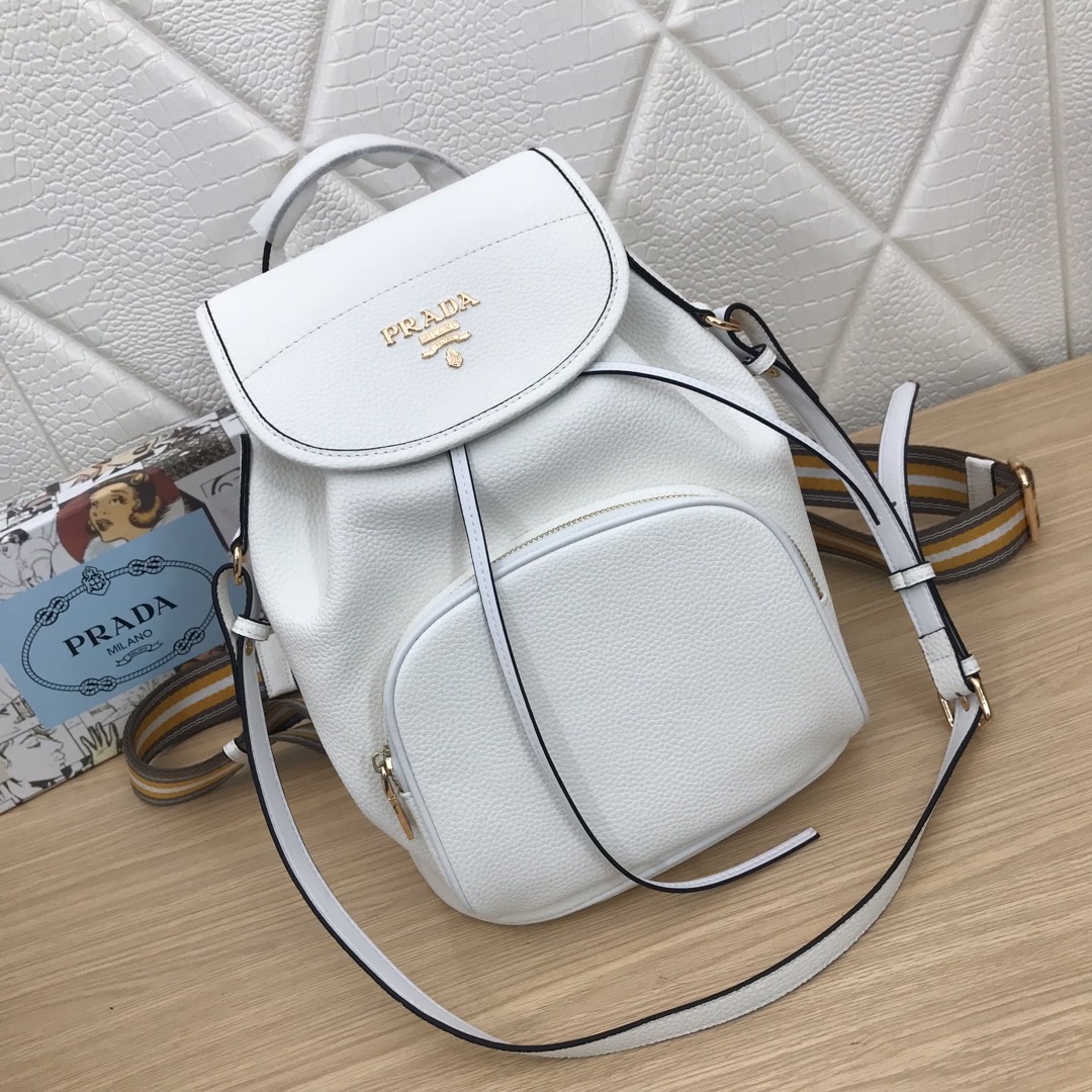 新款特价550 Prada 19年爆款双肩背包采用进口鹿皮纹牛皮配两种双背肩带 可拆卸可调式彩色织物双肩带可拆卸可调式皮革双肩带 顶级五金 正面拉链袋 翻盖开合 内侧配皮革束绳 两个内袋 其中一个拉链袋 可以岀席任何场合的理想之选1bz035 长24x高31x底16cm 包哥哥