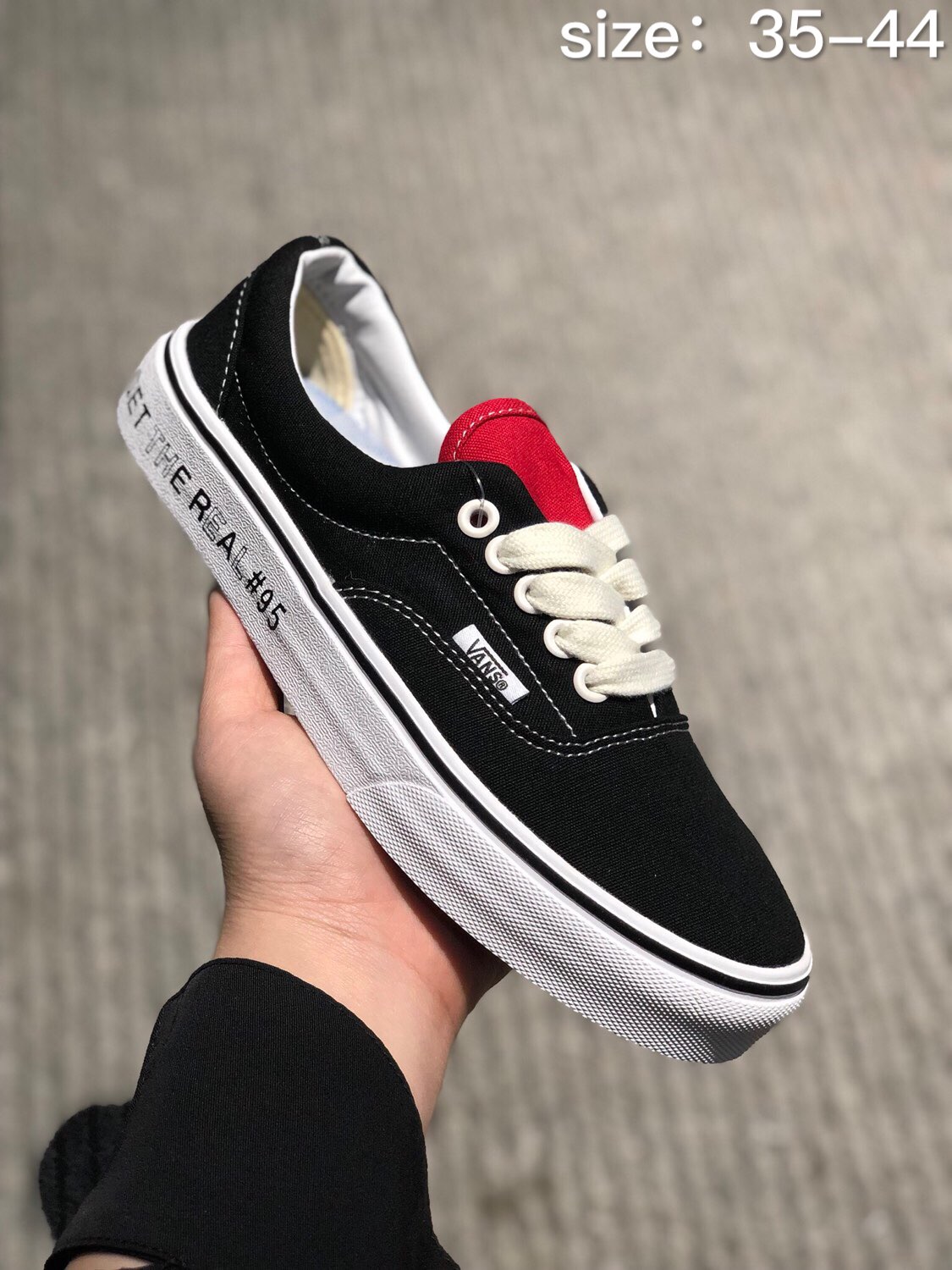 100 万斯VANS Authentic系列 鞋身采用了清新的图案 简直少女心爆炸 内侧附上超可爱的手绘小人头 抖音 小红书 爆款