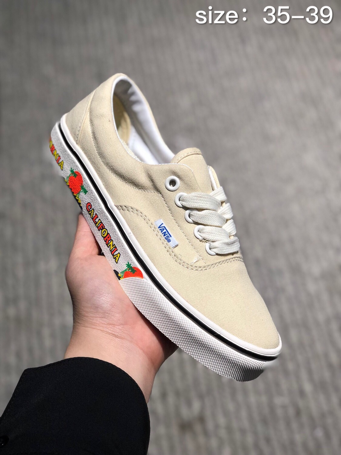 100 万斯VANS Authentic系列 鞋身采用了清新的图案 简直少女心爆炸 内侧附上超可爱的手绘小人头 抖音 小红书 爆款