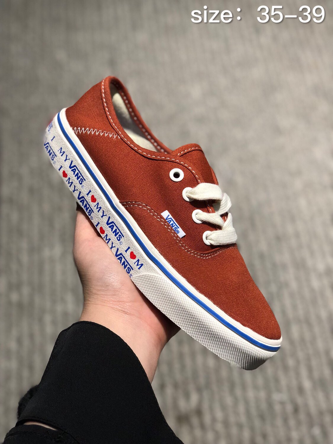 100 万斯VANS Authentic系列 鞋身采用了清新的图案 简直少女心爆炸 内侧附上超可爱的手绘小人头 抖音 小红书 爆款