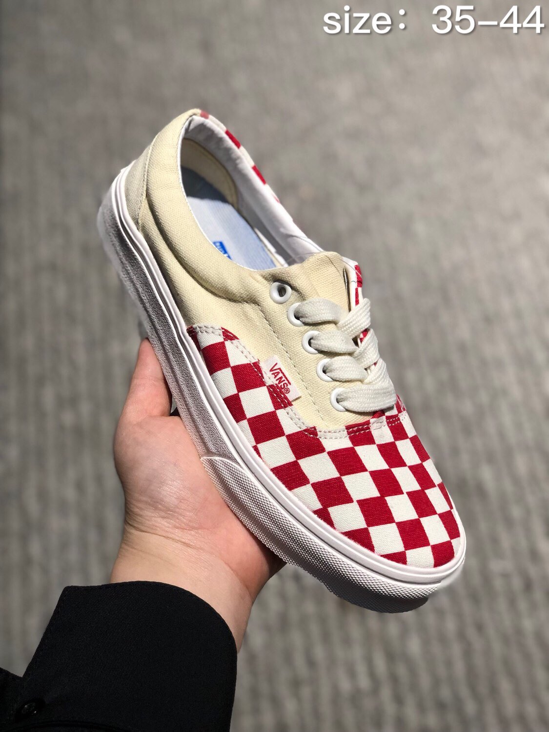 100 万斯VANS Authentic系列 鞋身采用了清新的图案 简直少女心爆炸 内侧附上超可爱的手绘小人头 抖音 小红书 爆款