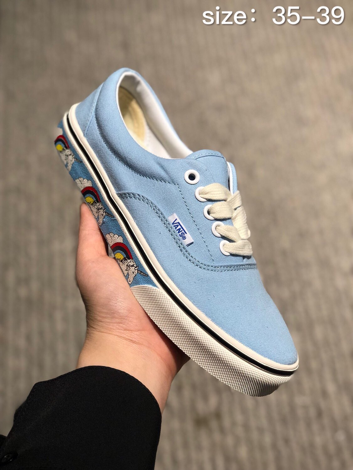 100 万斯VANS Authentic系列 鞋身采用了清新的图案 简直少女心爆炸 内侧附上超可爱的手绘小人头 抖音 小红书 爆款