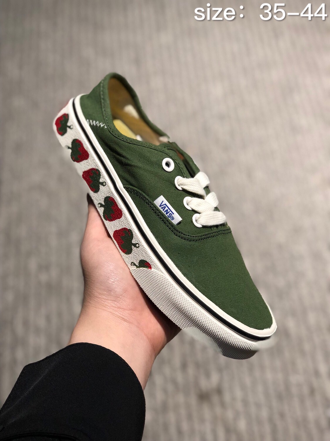 100 万斯VANS Authentic系列 鞋身采用了清新的图案 简直少女心爆炸 内侧附上超可爱的手绘小人头 抖音 小红书 爆款
