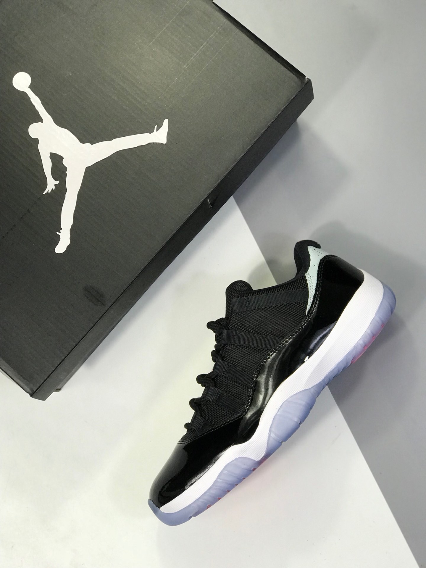 300最新渠道Air Jordan 11 Low Bred AJ11 黑红外线 原厂标 正品真碳纤 篮球鞋 528895-023 XLR