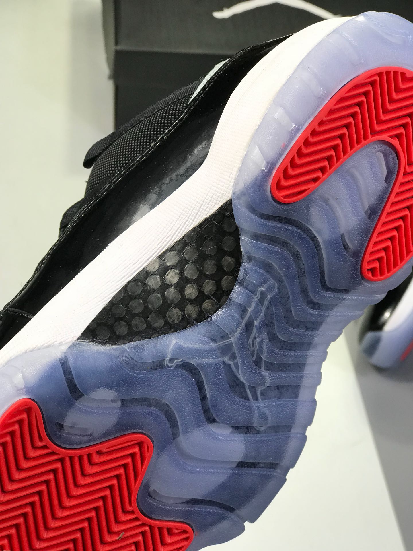 300最新渠道Air Jordan 11 Low Bred AJ11 黑红外线 原厂标 正品真碳纤 篮球鞋 528895-023 XLR