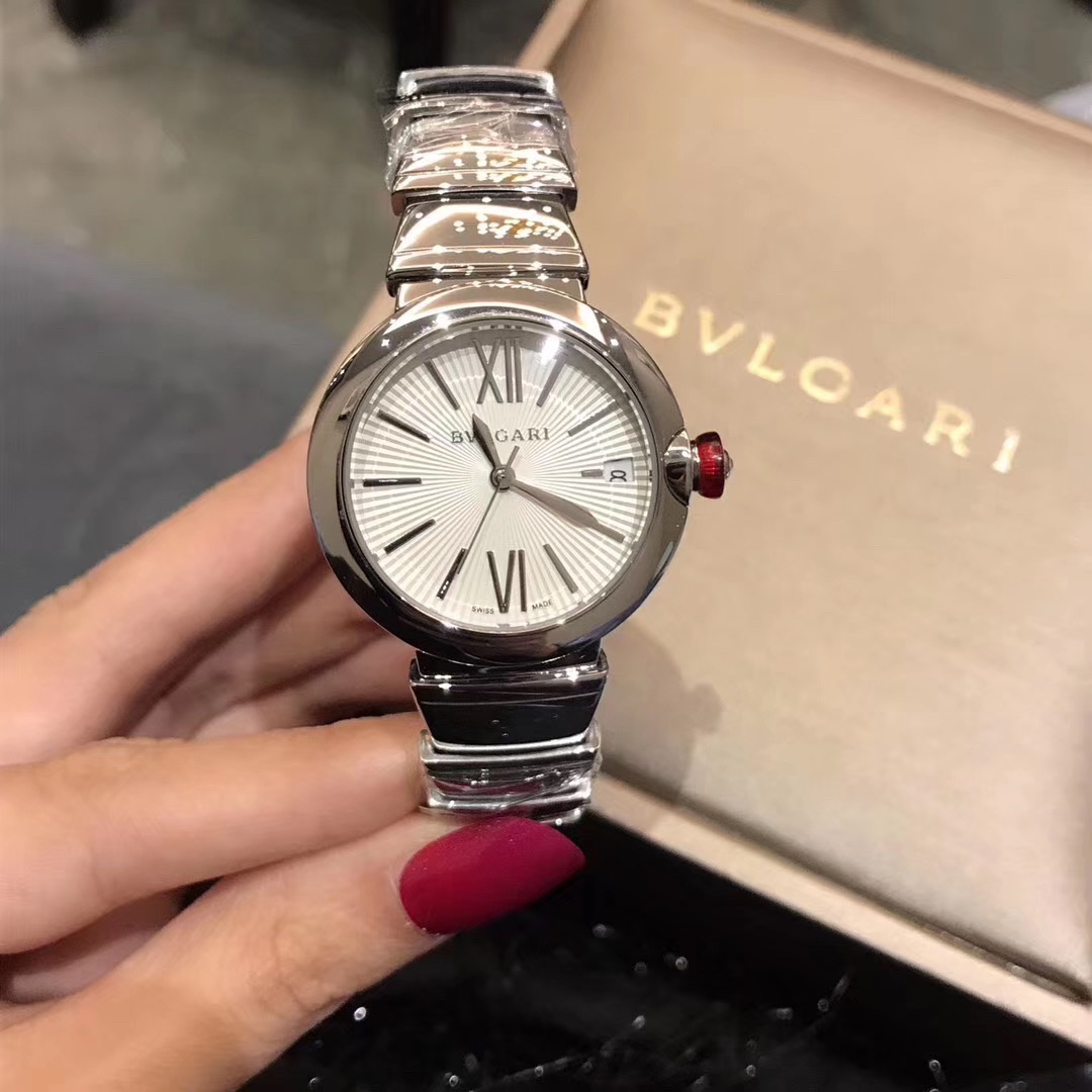 Bvlgari 宝格丽LVCEA系列腕表以简约大方的外形备受现代女性青睐。表盘尺寸宽33mm，厚12mm