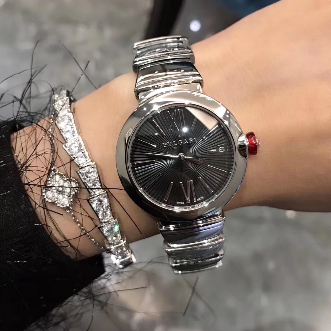 Bvlgari 宝格丽LVCEA系列腕表以简约大方的外形备受现代女性青睐。表盘尺寸宽33mm，厚12mm