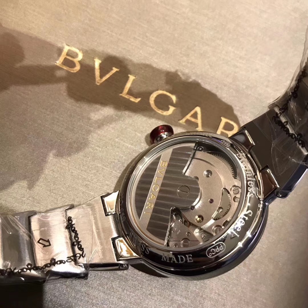 Bvlgari 宝格丽LVCEA系列腕表以简约大方的外形备受现代女性青睐。表盘尺寸宽33mm，厚12mm